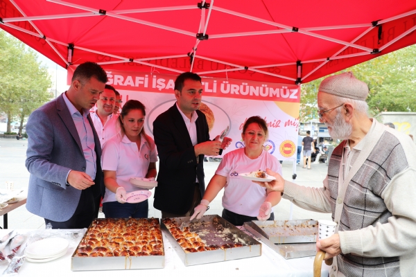 orlu Ticaret ve Sanayi Odas ve orlu Belediyesi ibirliinde dzenlenen Corafi aretli rnler Stand orlu Belediyesi nnde Halka Tantld