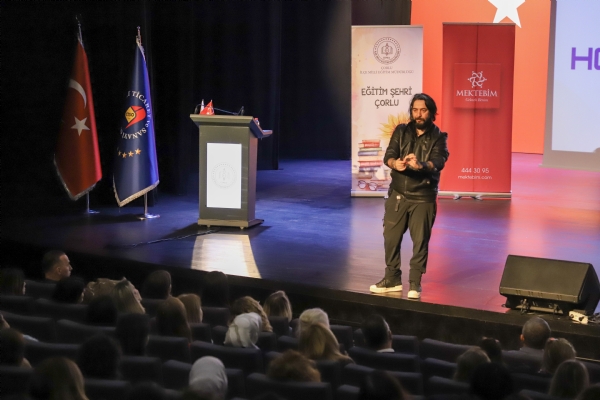 �orlu Ticaret ve Sanayi Odas�, �orlu il�e Milli E�itim M�d�rl��� ve Mektebim �� Birli�inde D�zenlenen �Daha �yi Nas�l ��renirim?� Konferans� Enis S�l�n Konferans Salonunda Ger�ekle�ti