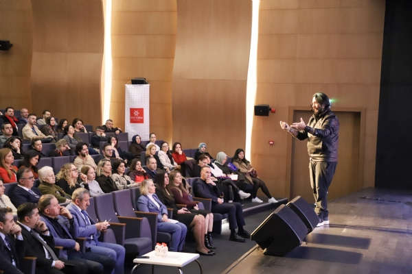 �orlu Ticaret ve Sanayi Odas�, �orlu il�e Milli E�itim M�d�rl��� ve Mektebim �� Birli�inde D�zenlenen �Daha �yi Nas�l ��renirim?� Konferans� Enis S�l�n Konferans Salonunda Ger�ekle�ti