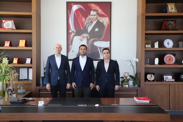 Akbank Emlak Konut �orlu �ube M�d�r� Ramazan UYAR ve Ticari M��teri �li�kileri Y�neticisi �nan� VARDAR&acute;dan Odam�z  Y�netim Kurulu Ba�kan� �zzet VOLKAN&acute;a Ziyaret