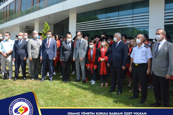 Odamız Yönetim Kurulu Başkanı İzzet Volkan; Çorlu Mesleki Eğitim Merkezi 2020-2021 Öğretim Yılı Mezuniyet Töreninde Öğrencilere Diplomalarını Takdim Etti