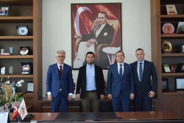 Vakıfbank Çorlu Şubesi Müdürü Mustafa Çakar, Emlakkent/Çorlu Şubesi Müdürü Afşin Aksoy ve Ergene Şubesi Müdürü Aykut Sezerden Odamız Yönetim Kurulu Başkanı İzzet Volkana Ziyaret