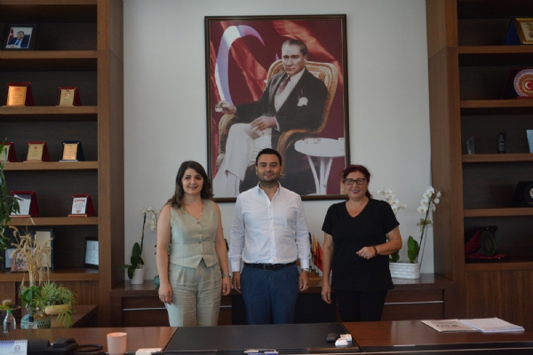 Hıdırağa Mahalle Muhtarı Fatma Özel ve Reşadiye Mahalle Muhtarı Yelda Tuncer Odamız Yönetim Kurulu Başkanı İzzet Volkan´a ziyarette bulundu.