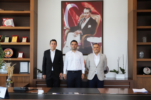 Grevine yeni atanan orlu  Ziraat Bankas Ticari ube Mdr Sayn Erdem Rfat ZCAN ve Mteri ilikileri yetkilisi Sayn Ali HACISLEYMANOLU Odamz Ynetim Kurulu Bakan zzet VOLKAN Ziyaret Etti